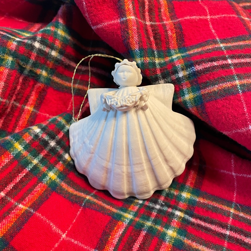 Shell motif Angel, matte porcelain,